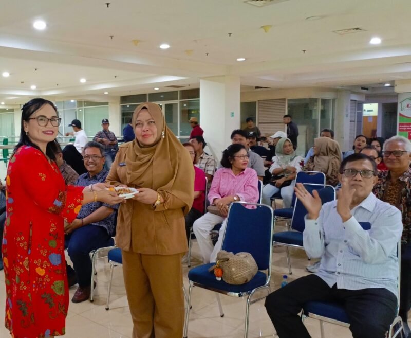 (Kiri) Dirut PT Tristan Bangun Persada Nusantara, Kestimona Sinaga, (tengah) Kabag Hukum Pemkot Jakbar, Hilmy Rosyida, dan (kanan) Ketum PWI Pusat, Hendry Ch Bangun. (Foto: suararealitas.co).