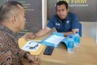 KONDISI: Ketua Dewan Pakar PWI Pusat, Sayid Iskandarsyah saat konsultasi lapor balik beberapa nama ke Penanggungjawab Mr Tan Law Firm, Fachruddin Tanjung, SH. (Foto: suararealitas.co).