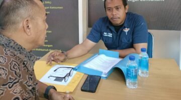 KONDISI: Ketua Dewan Pakar PWI Pusat, Sayid Iskandarsyah saat konsultasi lapor balik beberapa nama ke Penanggungjawab Mr Tan Law Firm, Fachruddin Tanjung, SH. (Foto: suararealitas.co).
