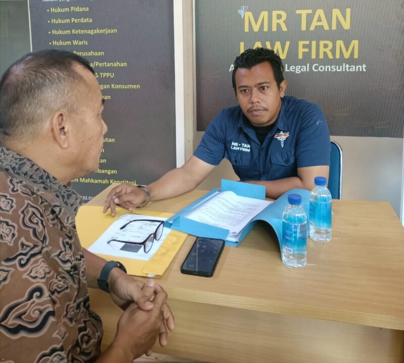 KONDISI: Ketua Dewan Pakar PWI Pusat, Sayid Iskandarsyah saat konsultasi lapor balik beberapa nama ke Penanggungjawab Mr Tan Law Firm, Fachruddin Tanjung, SH. (Foto: suararealitas.co).