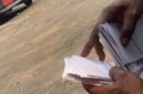 TERPANTAU: oknum calo saat bagi-bagi uang pengkondisian berbentuk amplop. (Foto: suararealitas.co).