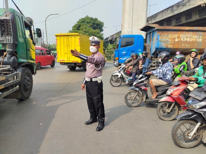 Polantas unit cakung mengatur lalin di jalan raya bekasi (foto:suararealitas)