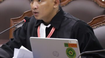 Seorang pengacara muda yang juga sebagai pemohon pengujian Undang-Undang Kepolisian Republik Indonesia, Syamsul Jahidin saat menyampaikan dalil-dalil permohonan. (Foto: Dok.Humas MK/Panji/Ist).