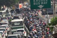 Jalan protokol di Jakarta sebagian besar terbagi dua jalur yakni khusus Bus Transjakarta dan jalur untuk umum. Bagi pengendara berpelat dinas yang menerobosnya tetap dikenakan tilang. (Foto: Istimewa).