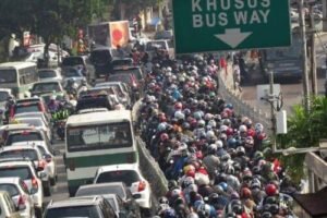 Jalan protokol di Jakarta sebagian besar terbagi dua jalur yakni khusus Bus Transjakarta dan jalur untuk umum. Bagi pengendara berpelat dinas yang menerobosnya tetap dikenakan tilang. (Foto: Istimewa).