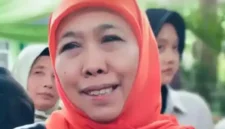 KPK akan menjadwalkan ulang pemeriksaan Gubernur Jatim, Khofifah Indar Parawansa sebagai saksi kasus dana hibah Pemprov Jatim. Dirinya diketahui ke Cina untuk hadiri wisuda putranya. (Foto: Monitor Indonesia/Ist).