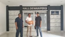 Hassanudin alias Hasan Bendot di kantor Dewan Pers untik mengadukan media (Foto: suara realitas)