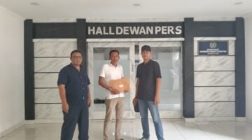 Hassanudin alias Hasan Bendot di kantor Dewan Pers untik mengadukan media (Foto: suara realitas)