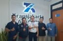 TERPANTAU: PUK FSPTI - KSPSI Transjakarta mendapat kunjungan mahasiswa dari kampus Polteknaker. (Foto: Istimewa).