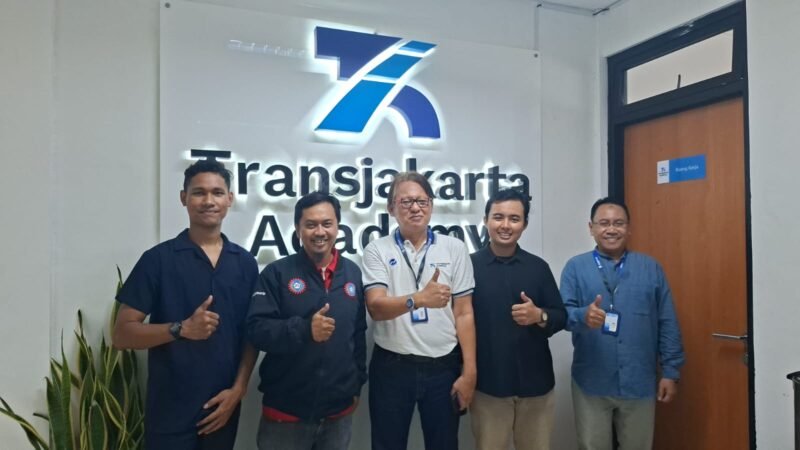 TERPANTAU: PUK FSPTI - KSPSI Transjakarta mendapat kunjungan mahasiswa dari kampus Polteknaker. (Foto: Istimewa).