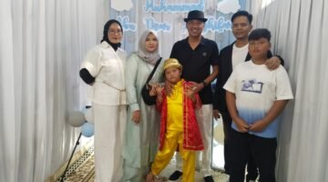 TERPANTAU: tokoh pemuda sekaligus sebagai generale manager pasar tradisional (Pasar Tasik), Agung Kurniawan beserta istri Shafira Dini Pratiwi saat menyelenggarakan khitan serta walimatul khitan anak ketiganya. (Foto: suararealitas.co/Ridwan).