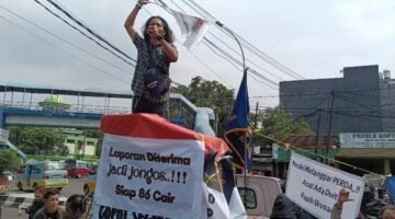 TERPANTAU: puluhan wartawan dan lembaga swadaya masyarakat berunjuk rasa di depan kantor Satpol PP Kota Tangerang, lantaran kinerja nya di pertanyakan dalam kasus pembangunan Tower BTS di Buaran Indah. (Foto: suararealitas.co/Dedi F).