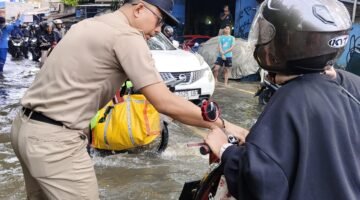 TERPANTAU: Lurah Kembangan Selatan, RM Pradana Putra saat tinjau banjir dan imbau para pengendara. (Foto: Istimewa).