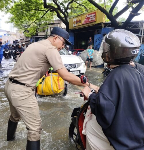 Lurah Kembangan Selatan Imbau Pengendara Cari Jalan Alternatif Saat Tinjau Banjir