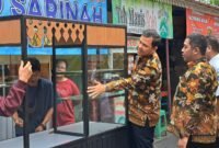POTRET: Sudin PPKUKM Jakbar saat berikan 135 etalase ke pelaku usaha secara bertahap. (Foto: Istimewa).
