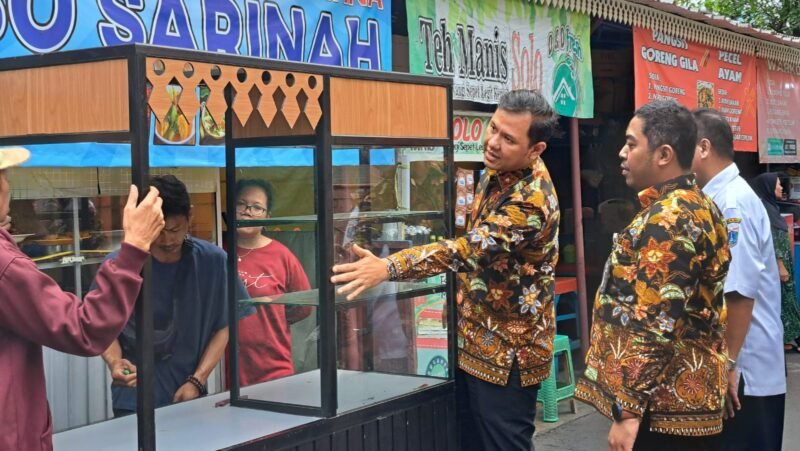 POTRET: Sudin PPKUKM Jakbar saat berikan 135 etalase ke pelaku usaha secara bertahap. (Foto: Istimewa).
