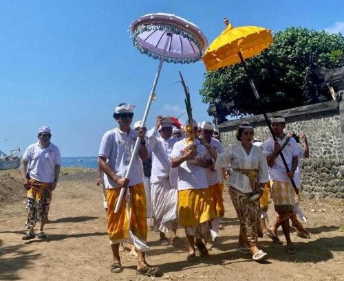 POTRET: upakara Ngedetin ke Segara berlangsung khidmat yang di selenggarakan oleh Puri Agung Karangasem. (Foto: Istimewa).