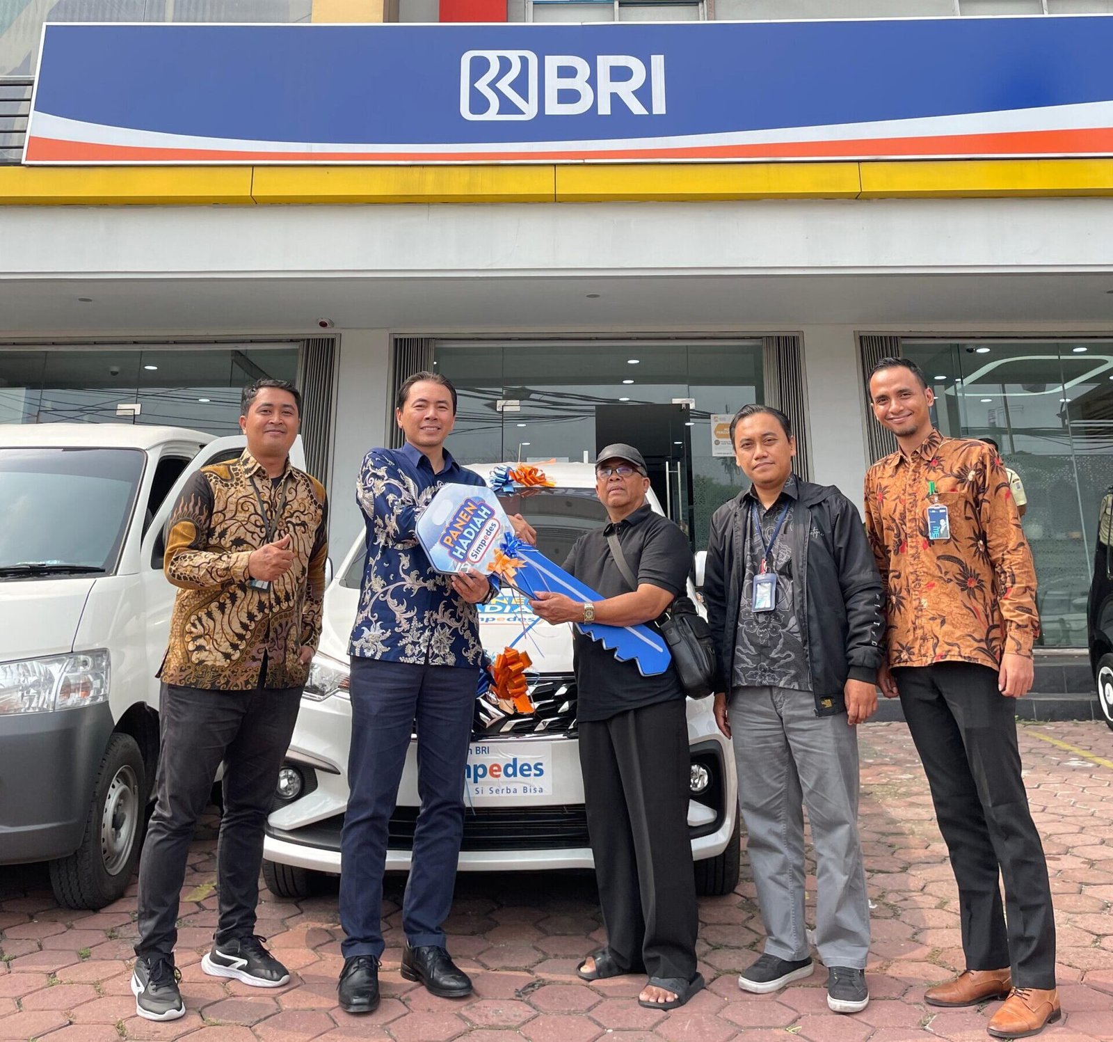 BRI Cabang Jelambar Serahkan Langsung Hadiah Mobil Ertiga kepada Nasabah Pemenang Panen Hadiah Simpedes