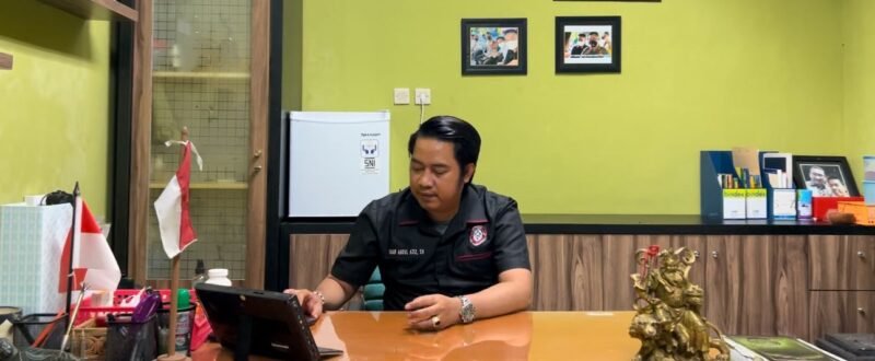 POTRET: Wakil Ketua Kongres Advokad Indonesia (KAI) DKI Jakarta, yang juga tokoh pemuda Jakarta Barat, Umar Abdul Aziz di ruang kerjanya saat mendeklarasikan dukungan kepada Tjokorda. (Foto: Istimewa).