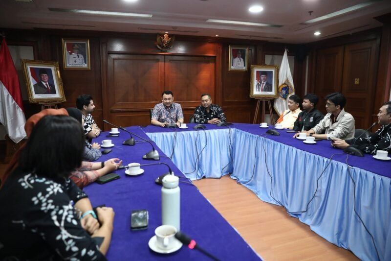 POTRET: 3 pemuda berprestasi diapresiasi Wali Kota Jakarta Utara, Hendra Hidayat. (Foto: suararealitas.co).