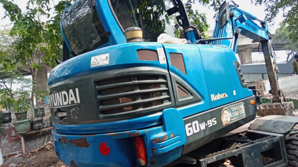 Warga Bersama Petugas Gabungan Kerja Bakti di Lokasi Penataan RW 04 Rawa Badak Selatan