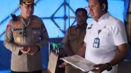 POTRET: Kapolres Kepulauan Seribu, AKBP Argadija Putra saat meninjau pendirian dapur SPPG Polri di Pulau Pramuka dan Pulau Panggang. (Foto: Istimewa).