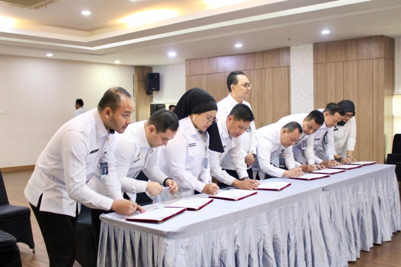 POTRET: Kepala Kantor Imigrasi Kelas I Non TPI Jakarta Barat, Nur Raisha Pujiastuti beserta jajaran saat proses penandatanganan Pakta Integritas dalam mewujudkan ASN yang berintegritas. (Foto: Istimewa).