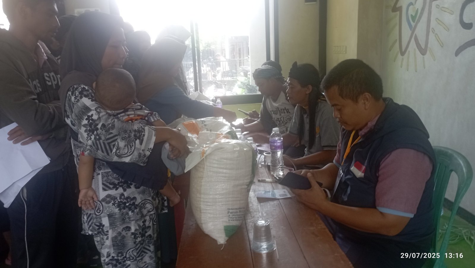 Pemdes Purasari Salurkan Bantuan Beras Kepada 1.466 KPM