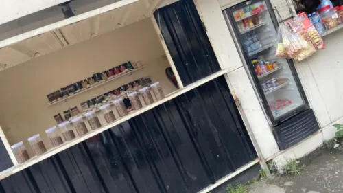 POTRET: toko berkedok warung tembakau kedapatan menjual Pil Koplo. (Foto: suararealitas.co). 