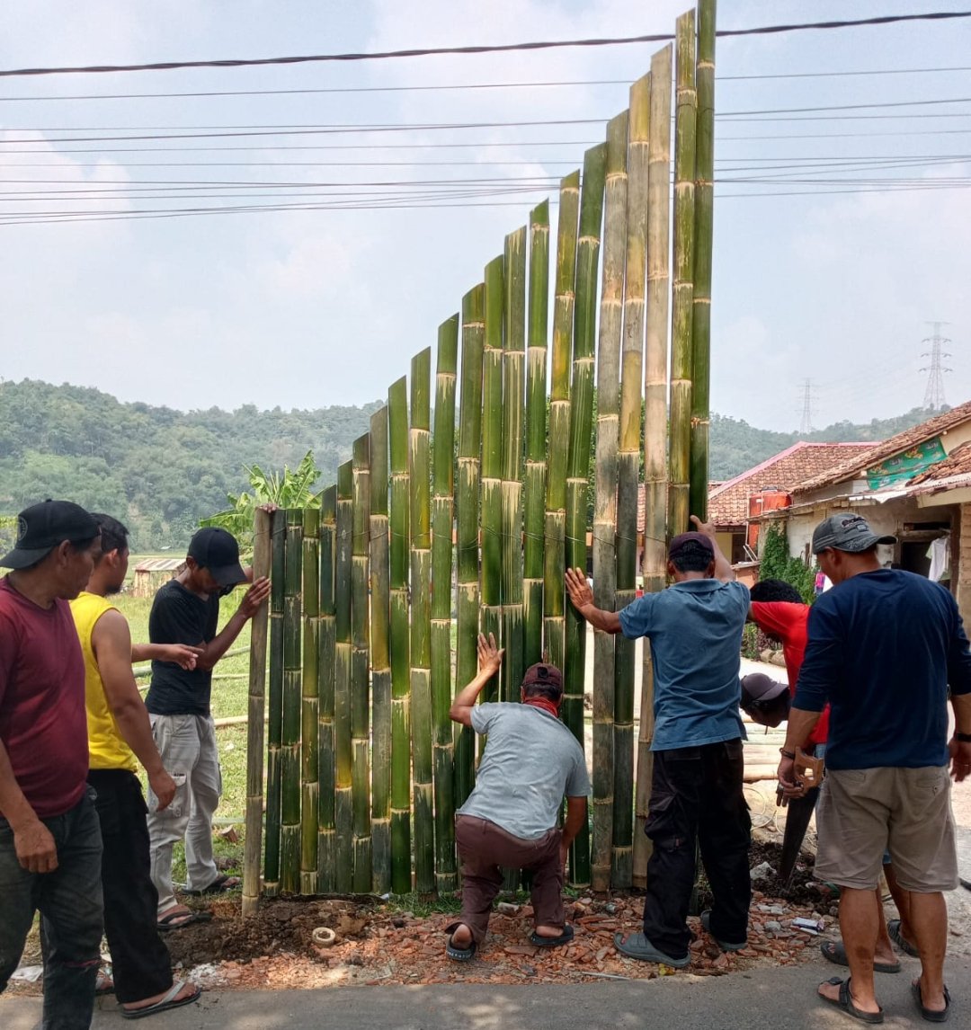 Wujudkan Semangat Kebersamaan, Warga Purasari Gotong Royong Buat Gapura Sambut HUT RI Ke-80