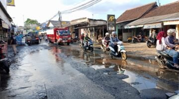 PUPR Banten Tutup Mata Jalan Cisoka,Solear, Rusak Parah