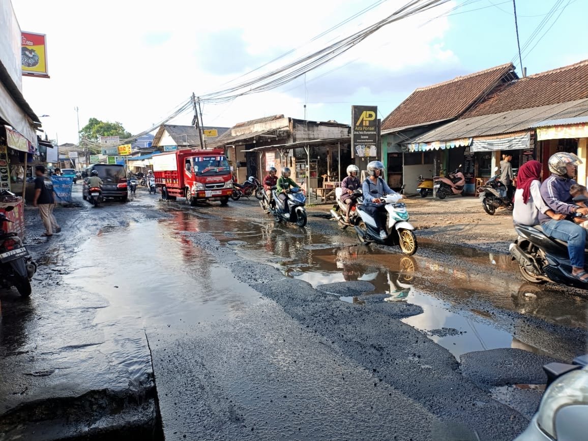 PUPR Banten Tutup Mata Jalan Cisoka,Solear, Rusak Parah