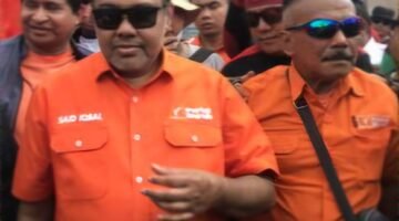 POTRET: Presiden Partai Buruh, Said Iqbal di depan gerbang utama Gedung DPR, di Jalan Gatot Subroto, Senayan, Jakarta Pusat. (Foto: VOI.ID/Ist).