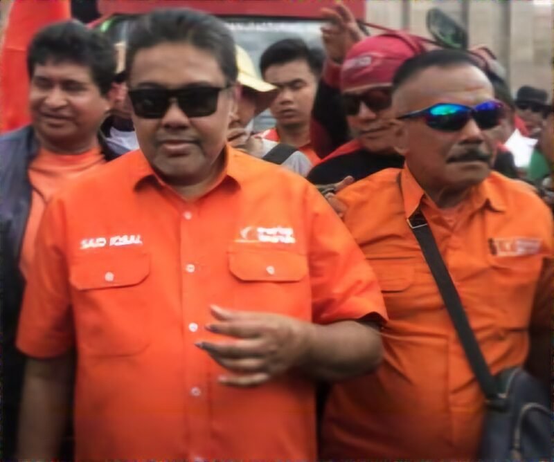 POTRET: Presiden Partai Buruh, Said Iqbal di depan gerbang utama Gedung DPR, di Jalan Gatot Subroto, Senayan, Jakarta Pusat. (Foto: VOI.ID/Ist).