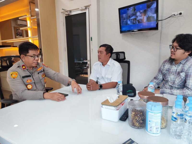 POTRET: Kapolsek Kelapa Dua, Kompol Gusprihatin Zen saat mengundang pelapor Andika Hidayat beserta saudaranya Trias di ruangan kerjanya. (Foto: suararealitas.co).