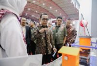 POTRET: Menteri Koordinator bidang Pembangunan Manusia dan Kebudayaan (Menko PMK), Praktikno saat mengunjungi both peserta pameran. (Foto: Istimewa).