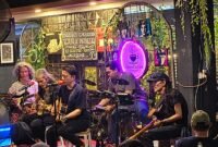 POTRET: Iwan Fals saat menyuguhkan lagu Bongkar itu langsung berhasil memancing penonton ikut bernyanyi di Intro Coffee. (Foto: suararealitas.co/Za).