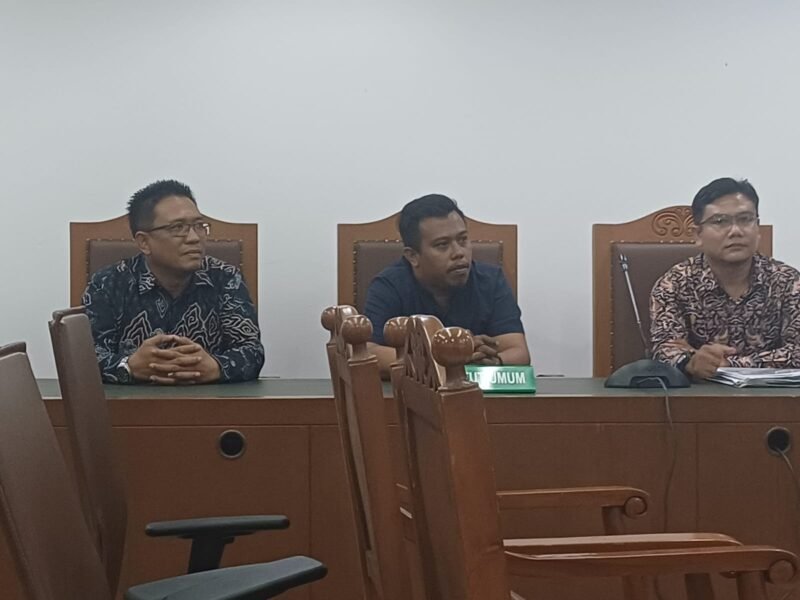 POTRET: berjiwa besar dalam menjaga hubungan baik, Ketum HCB melalui kuasa hukumnya mencabut gugatan Wanprestasi FH BUMN di hadapan Majelis Hakim PN Jakpus. (Foto: Istimewa).