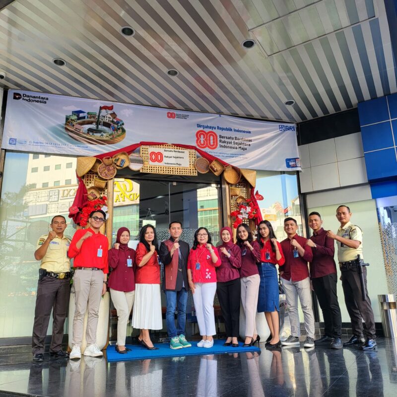 POTRET: Branch Office Jakarta Hayam Wuruk saat menunjukkan partisipasi aktif dalam program nasional DekorAksi BRILiaN. (Foto: Istimewa).