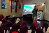 POTRET: Pemimpin BRI Cabang Hayam Wuruk, Riki Rinda Sakti saat memberikan pemahaman terhadap karyawan terkait budaya kerja dalam sosialisasi Brillian Way. (Foto: Istimewa).