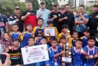 POTRET: tim futsal remaja U-12 dari RW 06 yang berhasil menjuarai Piala Lurah Papanggo. (Foto: suararealitas.co).