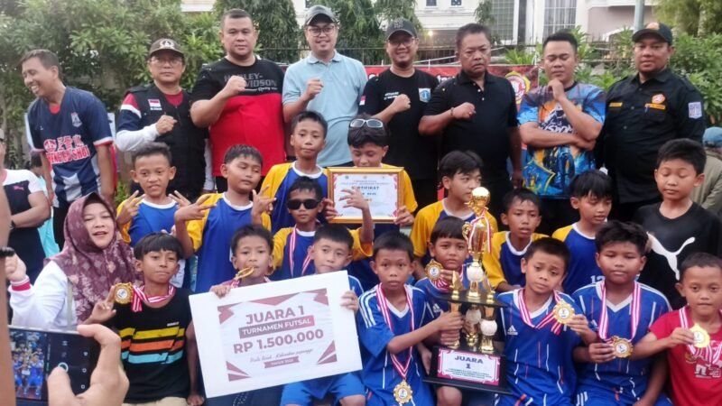 POTRET: tim futsal remaja U-12 dari RW 06 yang berhasil menjuarai Piala Lurah Papanggo. (Foto: suararealitas.co).