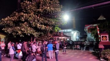 POTRET: puluhan mahasiswa dari berbagai universitas saat aksi demo di Polres Karawang. (Foto: suararealitas.co/Mas Don).