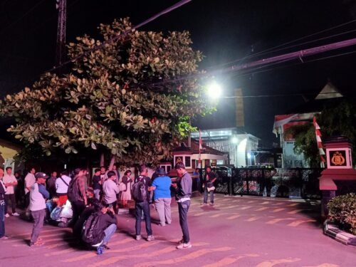 Puluhan Mahasiswa di Karawang Tuntut Pembebasan 49 Siswa SMK yang Diamankan Polisi