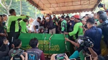 POTRET: prosesi pemakaman pengemudi ojek online dalam tragedi demo 28 Agustus 2025. (Foto: Istimewa).
