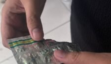 POTRET: barang bukti (bb) obat G jenis Tramadol palsu alias tanpa adanya Nomor Izin Edar (NIE) dari BPOM RI di Jalan Tubagus Ismail No. 17, Kota Bandung, Jawa Barat. (Foto: suararealitas.co/Mas Don).