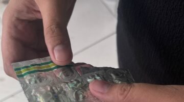 POTRET: barang bukti (bb) obat G jenis Tramadol palsu alias tanpa adanya Nomor Izin Edar (NIE) dari BPOM RI di Jalan Tubagus Ismail No. 17, Kota Bandung, Jawa Barat. (Foto: suararealitas.co/Mas Don).
