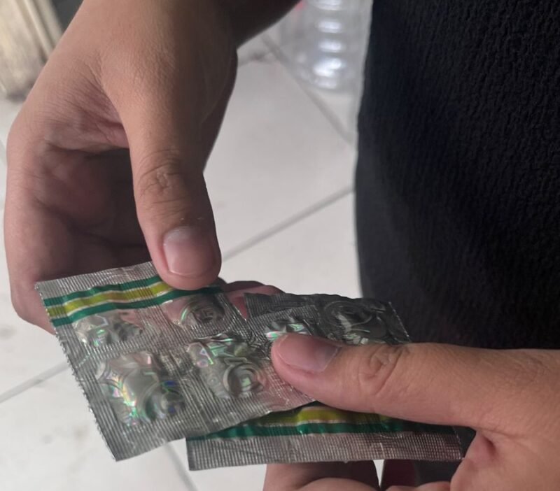 POTRET: barang bukti (bb) obat G jenis Tramadol palsu alias tanpa adanya Nomor Izin Edar (NIE) dari BPOM RI di Jalan Tubagus Ismail No. 17, Kota Bandung, Jawa Barat. (Foto: suararealitas.co/Mas Don).