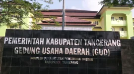 POTRET: ilustrasi gedung usaha daerah Kabupaten Tangerang yang diduga kerap dijadikan lokasi mesum dan rawan pencurian di area belakang gedung tersebut. (Foto: Istimewa).
