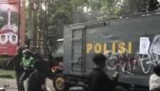 POTRET: massa aksi demonstrasi saat merusak dan membakar mobil samapta Polresta Denpasar di Kantor DPRD Bali di Denpasar, Sabtu 30/8/2025. (DOK. ANTARA/Ni Putu Putri Muliantari)